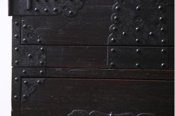 アンティーク家具　和製アンティーク　鋲が目を引く観音開き扉の時代箪笥(重ね箪笥、和タンス)