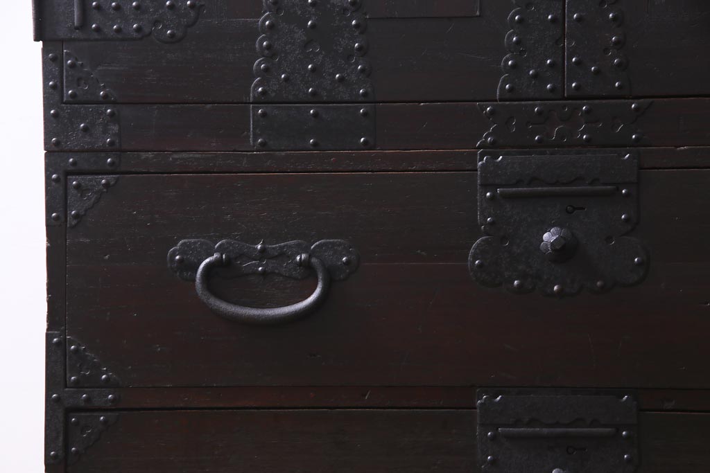 アンティーク家具　和製アンティーク　鋲が目を引く観音開き扉の時代箪笥(重ね箪笥、和タンス)