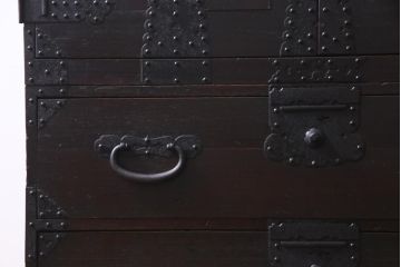 アンティーク家具　和製アンティーク　鋲が目を引く観音開き扉の時代箪笥(重ね箪笥、和タンス)