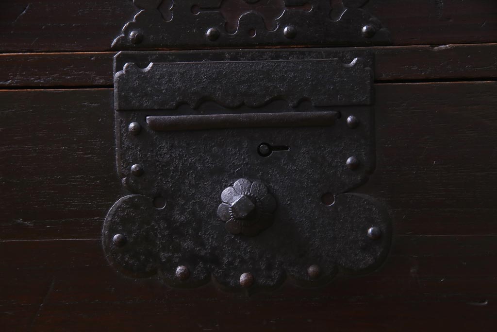 アンティーク家具　和製アンティーク　鋲が目を引く観音開き扉の時代箪笥(重ね箪笥、和タンス)