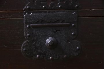 アンティーク家具　和製アンティーク　鋲が目を引く観音開き扉の時代箪笥(重ね箪笥、和タンス)