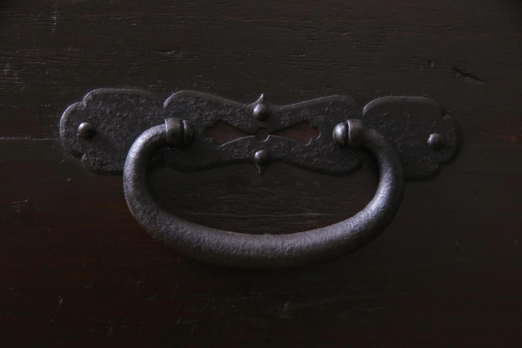 アンティーク家具　和製アンティーク　鋲が目を引く観音開き扉の時代箪笥(重ね箪笥、和タンス)