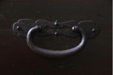 アンティーク家具　和製アンティーク　鋲が目を引く観音開き扉の時代箪笥(重ね箪笥、和タンス)