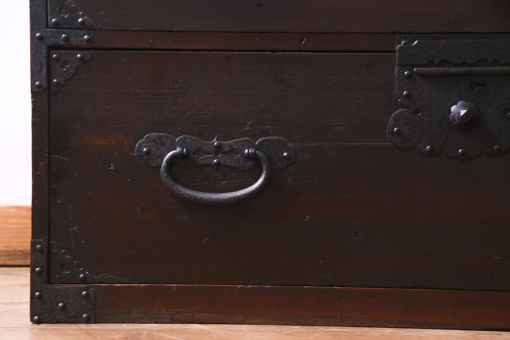 アンティーク家具　和製アンティーク　鋲が目を引く観音開き扉の時代箪笥(重ね箪笥、和タンス)