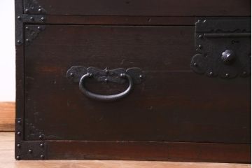 アンティーク家具　和製アンティーク　鋲が目を引く観音開き扉の時代箪笥(重ね箪笥、和タンス)