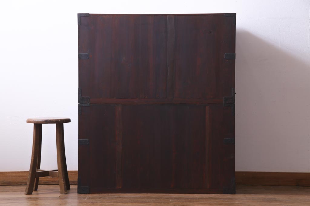 アンティーク家具　和製アンティーク　鋲が目を引く観音開き扉の時代箪笥(重ね箪笥、和タンス)