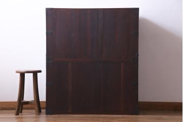 アンティーク家具　和製アンティーク　鋲が目を引く観音開き扉の時代箪笥(重ね箪笥、和タンス)