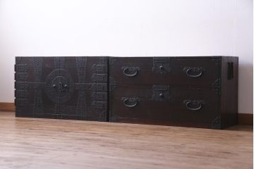 アンティーク家具　和製アンティーク　鋲が目を引く観音開き扉の時代箪笥(重ね箪笥、和タンス)