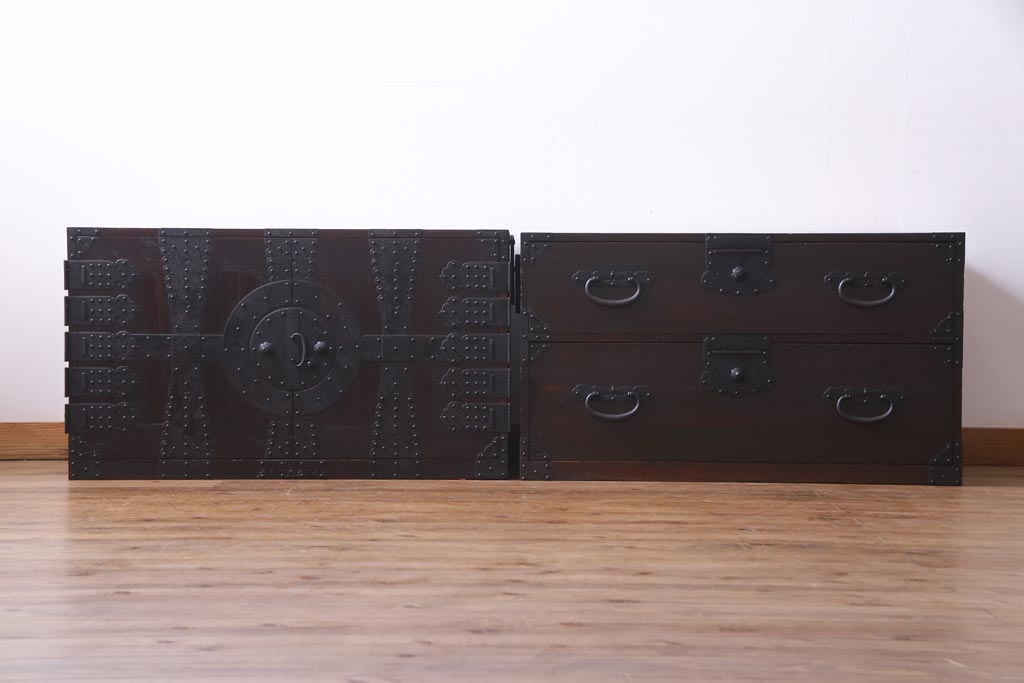 アンティーク家具　和製アンティーク　鋲が目を引く観音開き扉の時代箪笥(重ね箪笥、和タンス)