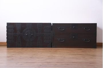 アンティーク家具　和製アンティーク　鋲が目を引く観音開き扉の時代箪笥(重ね箪笥、和タンス)