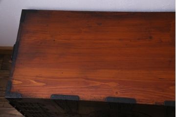 アンティーク家具　和製アンティーク　鋲が目を引く観音開き扉の時代箪笥(重ね箪笥、和タンス)