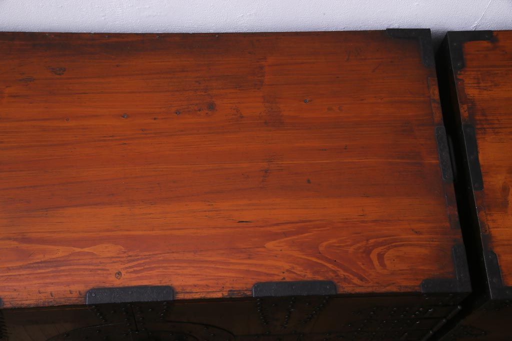 アンティーク家具　和製アンティーク　鋲が目を引く観音開き扉の時代箪笥(重ね箪笥、和タンス)