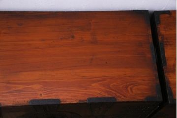 アンティーク家具　和製アンティーク　鋲が目を引く観音開き扉の時代箪笥(重ね箪笥、和タンス)