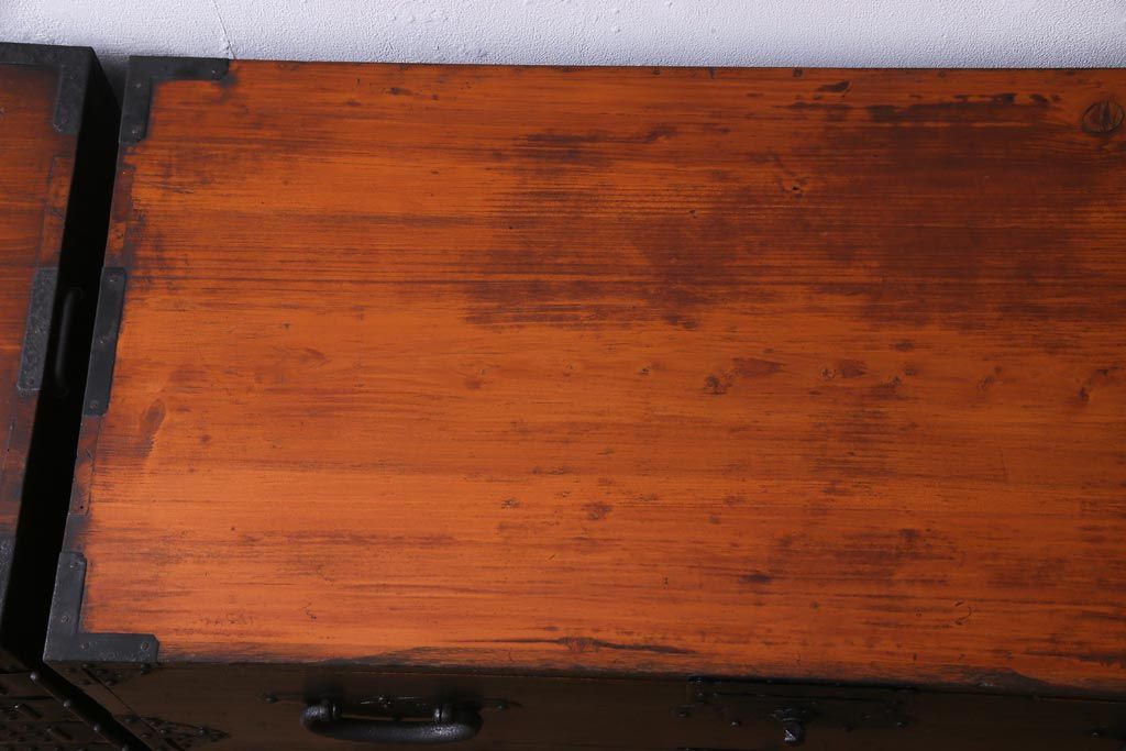 アンティーク家具　和製アンティーク　鋲が目を引く観音開き扉の時代箪笥(重ね箪笥、和タンス)