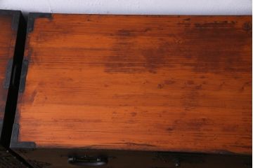 アンティーク家具　和製アンティーク　鋲が目を引く観音開き扉の時代箪笥(重ね箪笥、和タンス)