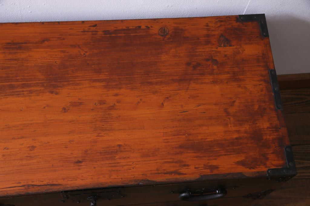 アンティーク家具　和製アンティーク　鋲が目を引く観音開き扉の時代箪笥(重ね箪笥、和タンス)