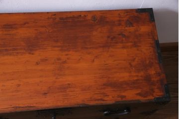 アンティーク家具　和製アンティーク　鋲が目を引く観音開き扉の時代箪笥(重ね箪笥、和タンス)