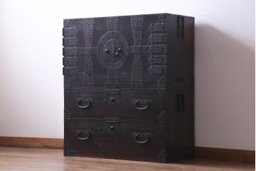 アンティーク家具　和製アンティーク　鋲が目を引く観音開き扉の時代箪笥(重ね箪笥、和タンス)