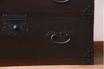 アンティーク家具　和製アンティーク　鋲が目を引く観音開き扉の時代箪笥(重ね箪笥、和タンス)