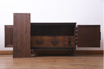 アンティーク家具　和製アンティーク　リメイク　総桐材　重厚な佇まいの時代箪笥ローボード(リビングボード、収納棚、桐箪笥、桐たんす)