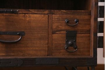 アンティーク家具　和製アンティーク　リメイク　総桐材　重厚な佇まいの時代箪笥ローボード(リビングボード、収納棚、桐箪笥、桐たんす)