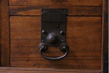 アンティーク家具　和製アンティーク　リメイク　総桐材　重厚な佇まいの時代箪笥ローボード(リビングボード、収納棚、桐箪笥、桐たんす)