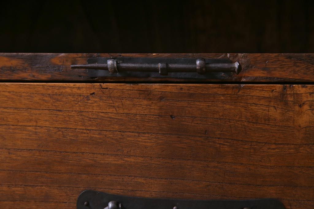 アンティーク家具　和製アンティーク　リメイク　総桐材　重厚な佇まいの時代箪笥ローボード(リビングボード、収納棚、桐箪笥、桐たんす)