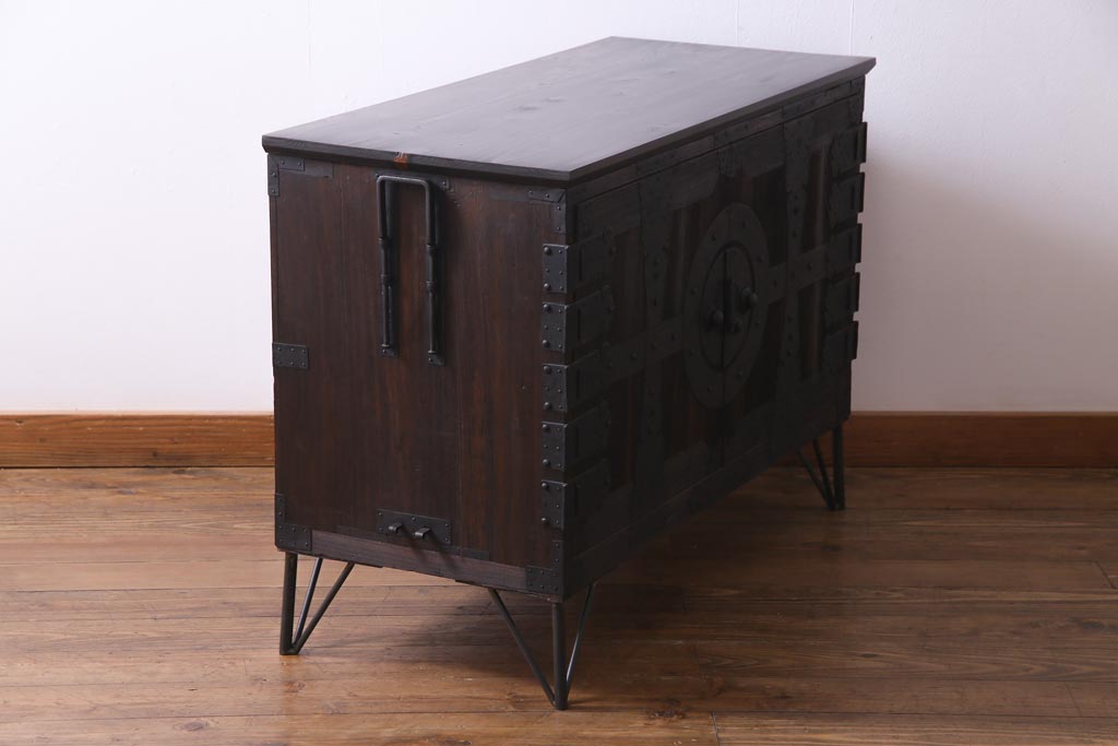 アンティーク家具　和製アンティーク　リメイク　総桐材　重厚な佇まいの時代箪笥ローボード(リビングボード、収納棚、桐箪笥、桐たんす)