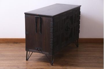 アンティーク家具　和製アンティーク　リメイク　総桐材　重厚な佇まいの時代箪笥ローボード(リビングボード、収納棚、桐箪笥、桐たんす)