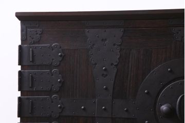 アンティーク家具　和製アンティーク　リメイク　総桐材　重厚な佇まいの時代箪笥ローボード(リビングボード、収納棚、桐箪笥、桐たんす)