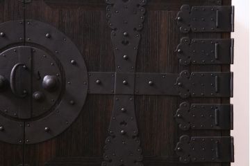 アンティーク家具　和製アンティーク　リメイク　総桐材　重厚な佇まいの時代箪笥ローボード(リビングボード、収納棚、桐箪笥、桐たんす)