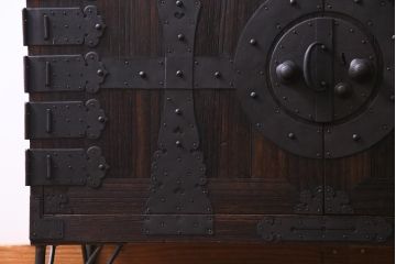 アンティーク家具　和製アンティーク　リメイク　総桐材　重厚な佇まいの時代箪笥ローボード(リビングボード、収納棚、桐箪笥、桐たんす)