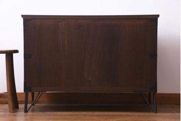 アンティーク家具　和製アンティーク　リメイク　総桐材　重厚な佇まいの時代箪笥ローボード(リビングボード、収納棚、桐箪笥、桐たんす)