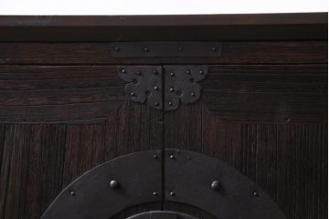 アンティーク家具　和製アンティーク　リメイク　総桐材　重厚な佇まいの時代箪笥ローボード(リビングボード、収納棚、桐箪笥、桐たんす)
