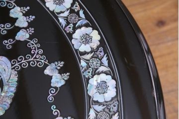 中古　民芸家具　オーバル型　煌びやかな螺鈿細工の座卓(ローテーブル、センターテーブル)(定価約74万円)