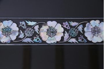 中古　民芸家具　オーバル型　煌びやかな螺鈿細工の座卓(ローテーブル、センターテーブル)(定価約74万円)