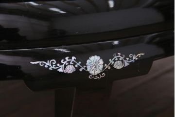 中古　民芸家具　オーバル型　煌びやかな螺鈿細工の座卓(ローテーブル、センターテーブル)(定価約74万円)