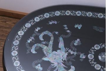 中古　民芸家具　オーバル型　ガラス天板付き　煌びやかな螺鈿細工の座卓(ローテーブル、センターテーブル)(定価約74万円)
