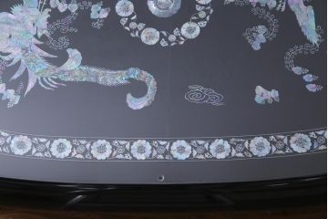 中古　民芸家具　オーバル型　ガラス天板付き　煌びやかな螺鈿細工の座卓(ローテーブル、センターテーブル)(定価約74万円)