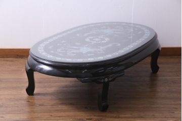 中古　民芸家具　オーバル型　ガラス天板付き　煌びやかな螺鈿細工の座卓(ローテーブル、センターテーブル)(定価約74万円)