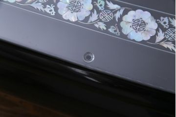 中古　民芸家具　オーバル型　ガラス天板付き　煌びやかな螺鈿細工の座卓(ローテーブル、センターテーブル)(定価約74万円)