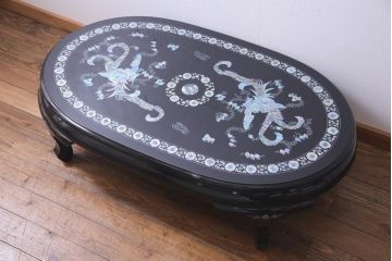 中古　民芸家具　オーバル型　ガラス天板付き　煌びやかな螺鈿細工の座卓(ローテーブル、センターテーブル)(定価約74万円)