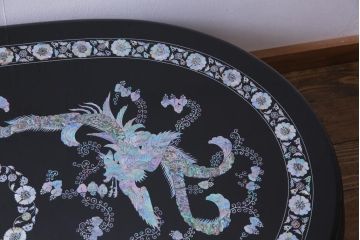 中古　民芸家具　オーバル型　ガラス天板付き　煌びやかな螺鈿細工の座卓(ローテーブル、センターテーブル)(定価約74万円)