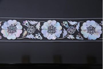 中古　民芸家具　オーバル型　ガラス天板付き　煌びやかな螺鈿細工の座卓(ローテーブル、センターテーブル)(定価約74万円)