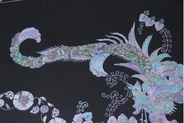 中古　民芸家具　オーバル型　ガラス天板付き　煌びやかな螺鈿細工の座卓(ローテーブル、センターテーブル)(定価約74万円)