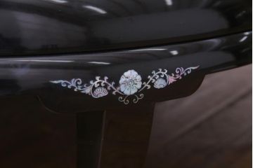 中古　民芸家具　オーバル型　ガラス天板付き　煌びやかな螺鈿細工の座卓(ローテーブル、センターテーブル)(定価約74万円)