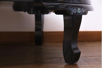 中古　民芸家具　オーバル型　ガラス天板付き　煌びやかな螺鈿細工の座卓(ローテーブル、センターテーブル)(定価約74万円)