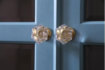 リメイク家具　北海道民芸　爽やかなペイントカラーがお洒落な食器棚(カップボード、収納棚)