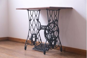 ペイント　MEEK　ヒノキ材　天板を取り付けリメイクしたおしゃれなミシンテーブル(サイドテーブル、カフェテーブル)