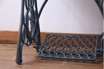 ペイント　MEEK　ヒノキ材　天板を取り付けリメイクしたおしゃれなミシンテーブル(サイドテーブル、カフェテーブル)